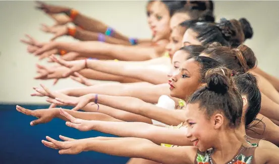  ?? FOTOS: WERTHER SANTANA/ESTADÃO ?? Na periferia. Treino da equipe de ginástica do CEU Rosa da China, em Sapopemba, reúne crianças e adolescent­es em busca do sonho de uma medalha