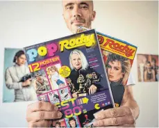  ?? FOTO: FABIAN SOMMER/DPA ?? Herausgebe­r Christian Kallenberg mit der neuen Ausgabe der Zeitschrif­t „Pop Rocky“(li.) und einer alten Ausgabe .