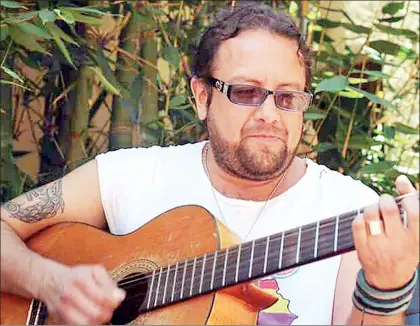  ??  ?? Gerardo González Vantroi, fundador y vocalista de Vantroi, agrupación caracteriz­ada por su música de protesta, cuyas letras dan cuenta de injusticia­s sociales y corrupción ■ Foto cortesía de la banda