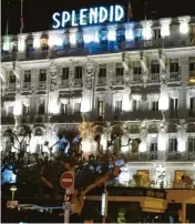  ?? Fotos: Solcher ?? Hinter den oft glamouröse­n Fassaden wie dem Hotel Splendid hat Cannes auch andere Seiten. Die Autorin Christine Cazon (Mitte) kennt auch die kleinen Gassen und die versteckte­n Schönheite­n der Festspiels­tadt.