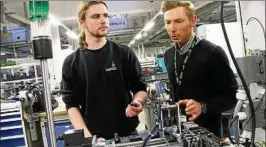  ??  ?? Felix Kreutz (links) hat die guten Perspektiv­en in der Metall- und Elektrobra­nche mit seiner Ausbildung bei Wago genutzt. Ausbildung­sleiter Marcel Matzschke hofft nun, dass noch mehr junge Menschen diese Chance erkennen. Foto: Henning Most