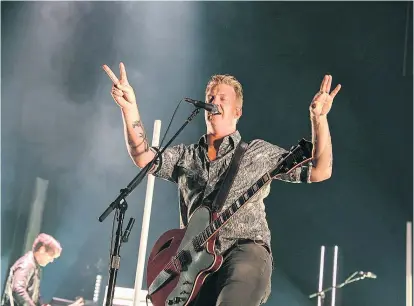  ??  ?? Welchen Sieg Josh Homme da andeutete, blieb sein Geheimnis. In der Wiener Stadthalle konnte seine Band Queens of the Stone Age jedenfalls keinen Triumph verbuchen.