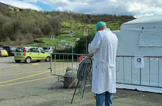  ??  ?? Un infermiere fuori dall’ospedale di Pontremoli, dove i sanitari in quarantena sono 27