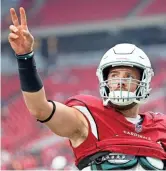  ?? MICHAEL CHOW/THE REPUBLIC ?? Arizona Cardinals tight end Zach Ertz (86) waves towards the stands before playing against the Houston Texans in Glendale.