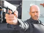  ??  ?? Jason Statham interpreta a H en Wrath of man, un misterioso guardia de seguridad.