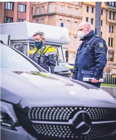  ?? RP-FOTOS: ANNE ORTHEN ?? Jörg Vomberg, Leiter der AG Tuning, und Ralph Heuts, Verkehrsin­spektion I, kontrollie­rten etliche Autos am Corneliusp­latz.