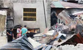  ?? MARK BALMORES ?? BAKA MAY MAISASALBA PA Binalikan ng mga nasunugan ang mga naabo nilang bahay sa Bgy. Pasong Tamo, Quezon City, ilang oras makaraang maabot ang 15 bahay sa lugar, kahapon. Tatlo ang nasawi at tatlong iba pa ang nasugatan sa insidente.