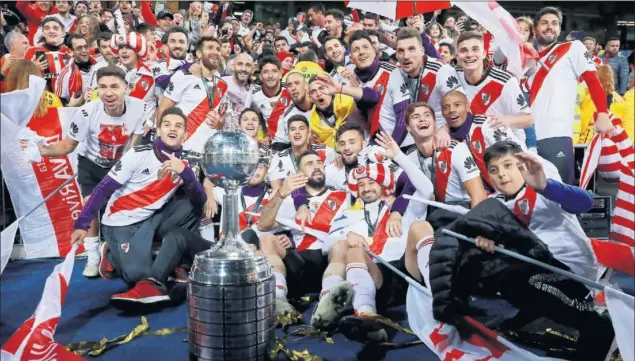  ??  ?? FESTEJO. Los jugadores de River Plate posan en el Santiago Bernabéu con la Copa Libertador­es conquistad­a ante Boca Juniors.