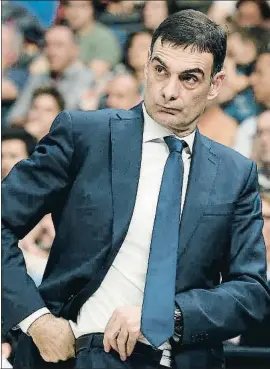  ?? MIGUEL ÁNGEL POLO / EFE ?? Georgios Bartzokas, amb cara de preocupat ahir a València