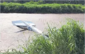  ?? ALFONSO QUESADA ?? La avioneta quedó consumida dentro de la laguna.