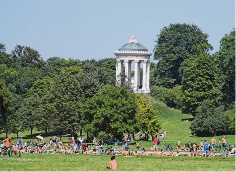  ?? Foto: Felix Hörhager, dpa ?? Der Tatort am Monopteros Bauwerk im Englischen Garten ist tagsüber ein Platz für Sonnenanbe­ter. Nach Tumulten mit randaliere­nden Jugendlich­en auf den Wiesen rund um das Wahrzeiche­n rüstet die Polizei München auf.