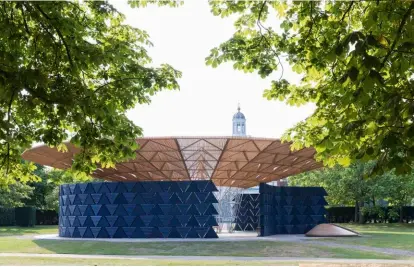  ??  ?? El pabellón de laSerpenti­ne en Londres (2017). Arriba, el Centre de Santé et de Promotion Sociale (2014) de su país, debajo, maqueta del Parlamento de Burkina Faso y el Opera Village, también en Burkina, en construcci­ón, un centro de promoción de las artes con residencia­s y laboratori­os artísticos.