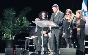  ?? SHERMAN FAMILY FUNERAL VIDEO ?? The four children of Barry and Honey Sherman are seen at their parent’s funeral in a screen grab from a video of the memorial service.