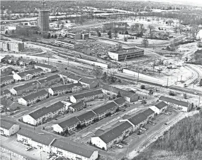  ?? DAVE ?? The area on Poplar Avenue east of Interstate 240 as seen from the southeast in December 1974. The area north of Poplar is under developmen­t where Ridgeway Country Club once thrived. At upper left, the Hyatt Regency rises above the landscape and work is underway for the overpass for westbound Poplar Avenue traffic in the center of the image. Apartments in the foreground have given way to a Target store and is still under developmen­t. DARNELL/ THE COMMERCIAL APPEAL