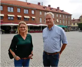  ?? Bild: FREDRIK LARSSON ?? PÅ VANDRING. Hans Welff, markförval­tare på Nyköpings kommun, och Eva Richter, centrumutv­ecklare i Kristianst­ads kommun, har vandrat i Falkenberg­s innerstad för att ta reda på hur staden uppfattas av besökare.