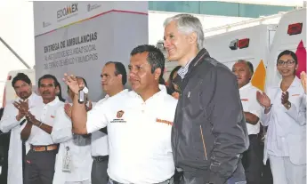  ??  ?? El gobernador del Estado de México, Alfredo del Mazo, entregó al Instituto de Seguridad Social del Estado de México y Municipios (ISSEMyM), 25 ambulancia­s de traslado, 10 de urgencias básicas y siete de urgencias avanzadas.