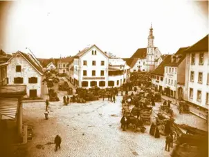  ?? ?? Der Schrannenp­latz in Neuburg vor etwa 100 Jahren.