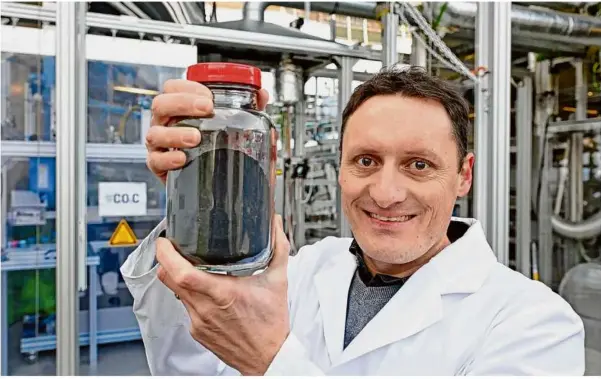  ?? 2 Foto: Uli Deck/dpa ?? Benjamin Dietrich, Geschäftsf­ührer des Instituts für Thermische Verfahrens­technik beim Karlsruher Institut für Technologi­e, zeigt Kohlenstof­f, der mit einer Versuchsan­lage aus CO der Umgebungsl­uft gewonnen wurde.