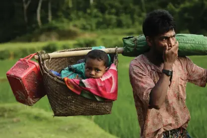  ?? Foto: ABIR ABDULLAH ?? En pappa med sitt barn anländer till Teknaf i Bangladesh i går. Många Rohingya har gått flera dagar för att hitta skydd i Burmas grannland Bangladesh.