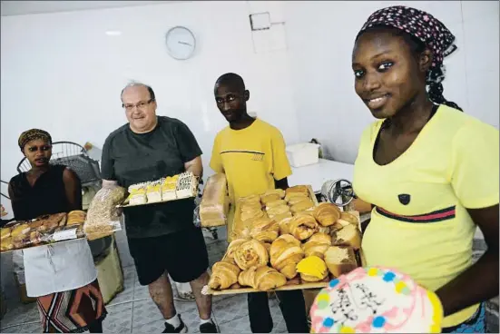  ?? ALFONS RODRIGUEZ ?? En solitario. El mes pasado, Toni Noguera (segundo por la izquierda) inauguró un obrador y dos panaderías-pastelería­s