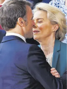  ?? Olivier Matthys / Efe ?? Emmanuel Macron y Ursula von der Leyen se saludan, ayer en Bruselas.