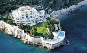  ??  ?? UN POSTO AL SOLE Dall’alto: la piscina del Grand Hyatt Cannes Hotel Martinez, nel 2015; vista aerea su Saint-Jean-Cap-Ferrat.