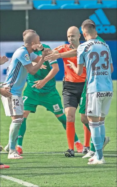  ??  ?? González Fuertes señala penalti a favor del Betis para después rectificar a instancias del VAR.