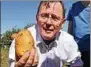  ??  ?? Bodo Ramelow beim Kartoffell­esen. Foto: M. Schutt, dpa