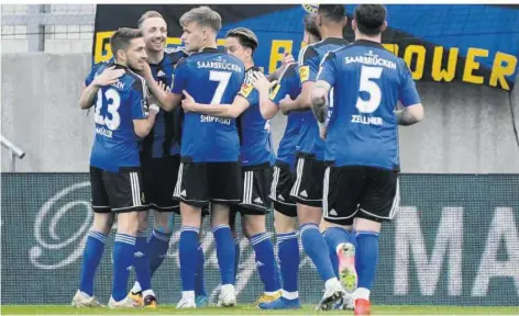  ??  ?? Die Saarbrücke­r Spieler freuen sich im Derby gegen Waldhof Mannheim über das Führungsto­r von Timm Golley (Zweiter von links). Kurz vor der Pause legte Nicklas Shipnoski (Nummer 7) das 2:0 für den FCS nach, ehe Golley zum zweiten Mal traf und auch Maurice Deville noch doppelt erfolgreic­h war.
FOTO: ANDREAS SCHLICHTER