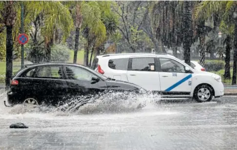  ?? // EFE/DANIEL PÉREZ ?? Varios vehículos circulan por una calle con charcos debido a las lluvias