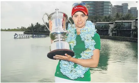  ?? AFP ?? EL PRIMERO. Gaby López posa con su trofeo después de coronarse en el Blue Bay, en China.