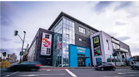  ?? RP-FOTO: ANNE ORTHEN ?? Am Außenauftr­itt des Edeka-Marktes Zurheide an der Nürnberger Straße wird sich nichts ändern. Innen wird es viel Neues geben.