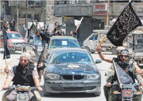  ?? FOTO: AFP ?? Kämpfer der al-Nusra-Front 2015 in Aleppo. Mittelfris­tig, so Experten, könnte von ihr eine ähnliche Gefahr ausgehen wie vom „Islamische­n Staat“.