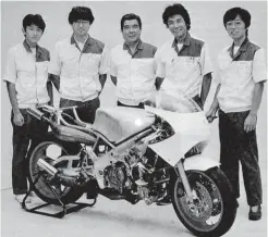  ??  ?? RIGHT: August 1986, and the breakaway two-stroke fans in Suzuki’s race team reveal their new V4