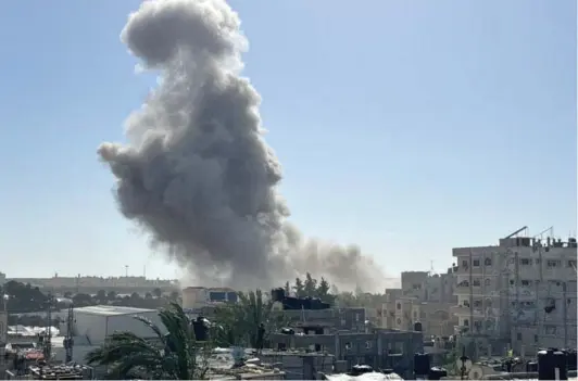  ?? ?? ► El humo se eleva tras los ataques, en Rafah, en el sur de la Franja de Gaza, el 21 de abril de 2024.