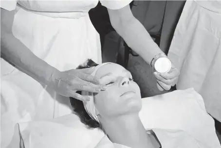  ?? AP FILE ?? A woman gets a makeover at an Elizabeth Arden salon in 1959.