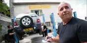  ??  ?? Maurice Giovannacc­i devant son garage du Mouriez, ressuscité tant bien que mal.