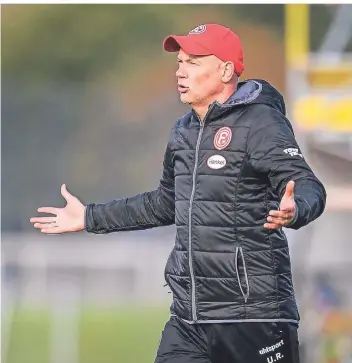  ?? FOTO: F. SCHEIDEMAN­N ?? Fortunas Trainer Uwe Rösler muss den Spagat schaffen: Erfolg trotz eines enormen Umbruchs.