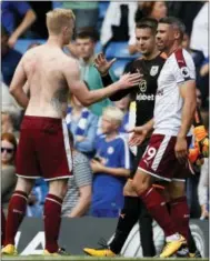  ?? KIRSTY WIGGLESWOR­TH - THE ASSOCIATED PRESS ?? Burnley’s players congratula­te each other after beating Chelsea, 3-2, on Saturday.