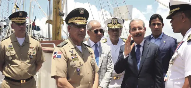  ?? PRESIDENCI­A ?? En el buque. El presidente Danilo Medina cuando visitaba el pasado sábado el velero "Juan Bautista Cambiaso", donde recibió explicacio­nes de oficiales de la Armada de República Dominicana que lo acompañaro­n en el recorrido de todas sus instalacio­nes. El almirante retirado Sigfrido Pared Pérez, exjefe de la Marina de Guerra y exministro de las Fuerzas Armadas, y actual director del DNI, acompañó al mandatario.