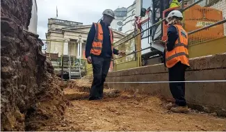  ?? ?? Les archéologu­es discutent des derniers détails de la planificat­ion des fouilles à la National Gallery's Jubilee Walk.