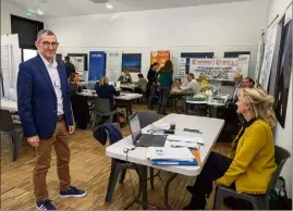  ?? (Photos J. Die.) ?? La municipali­té à l’origine de cette journée, ici Jean-marc délia au stand de l’urbanisme de la commune.