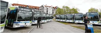  ?? Foto: Marcus Merk ?? AVV Geschäftsf­ührer Olaf von Hoerschelm­ann stellte in Neusäß die neuen Busse vor.