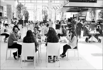  ?? Patricio terán / el comercio ?? •
Personas acudieron al patio de comidas de un centro comercial del norte, ayer.