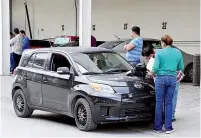  ?? ?? ▮ Como condición para emplacarlo­s, la Recaudació­n Local exige ahora que se presenten físicament­e los autos “chuecos” regulariza­dos.