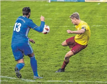  ?? FOTO: FLORIAN WOLF ?? Auch Beurens Torjäger Christian Karrer (rechts) konnte die Heimnieder­lage gegen den TSV Ratzenried (Jonas Brauchle) nicht verhindern.