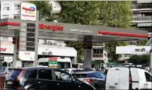  ?? (Photo Cyril Dodergny) ?? Les automobili­stes faisaient la queue hier devant les stations essence Totalenerg­ies.