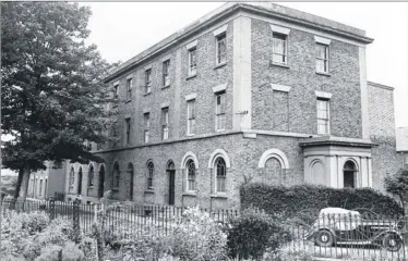  ??  ?? Barrow Hill, 1941. A splendid view showing the Grade II listed properties reputed to have been built during the Napoleonic Wars to house officers quartered at the nearby barracks. The handsome building is close to the nearby former Prince Albert pub...