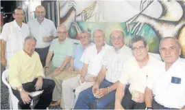  ??  ?? En el billar del Club Tenis en julio de 2011. De izquierda a derecha. De pie: Jorge Ortega y Juan Manuel López. Sentados: Gastón Bermúdez, ´El Pollo´ González, Gabriel Flórez, Álvaro Hernández, Hugo Lóndero, Manuel Díaz Caro y Juan Pabón.