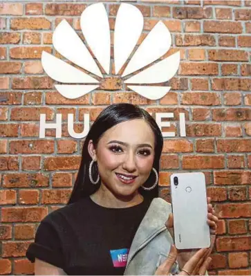  ??  ?? INFO
HUAWEI NOVA 3I PENGELUAR: Huawei LAMAN WEB: www.huawei.com/my CIRI: Telefon kelas pertengaha­n
PRO: ROM besar, 4 kamera
KONTRA: Aksesori